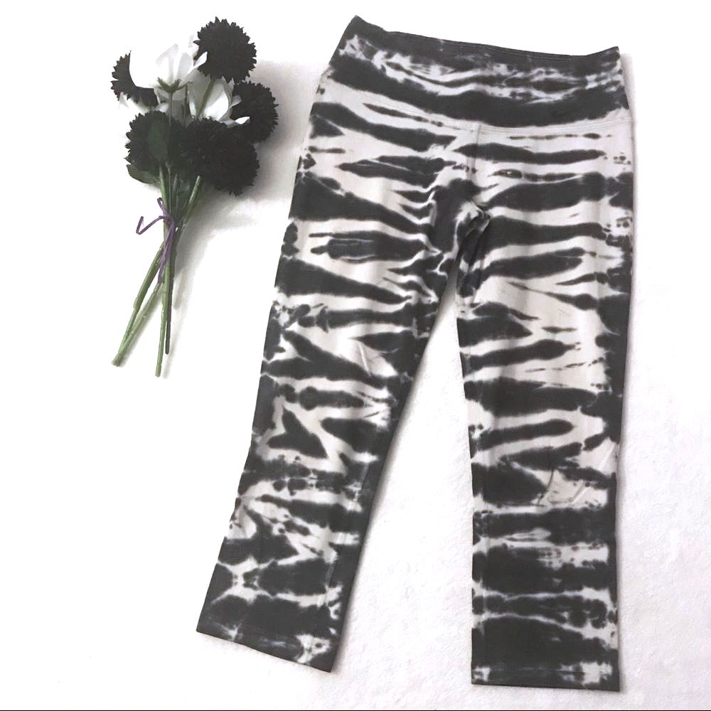 Nike Crop Leggings Size Xs Black White Tie-Dye